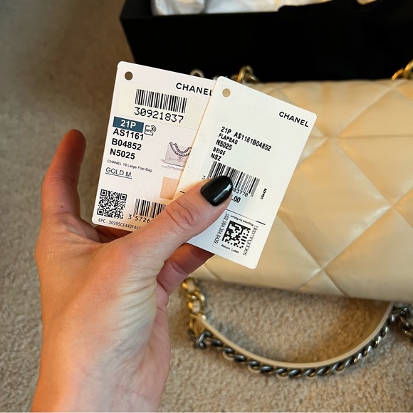 Chanel 19 beige large flap bag lambskin two tone metal - Picture 9 of 14